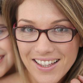 Óptica Casamayor hombre midiéndose gafas