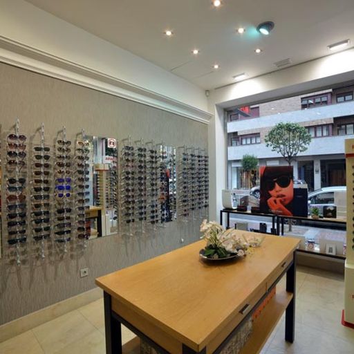 Óptica Casamayor mujer con gafas