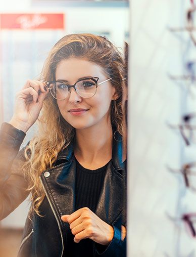 Mujer midiéndose gafas